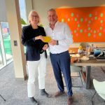 notulist Wilma de Jong Amersfoort gefotografeerd met opdrachtgever Van der Wees