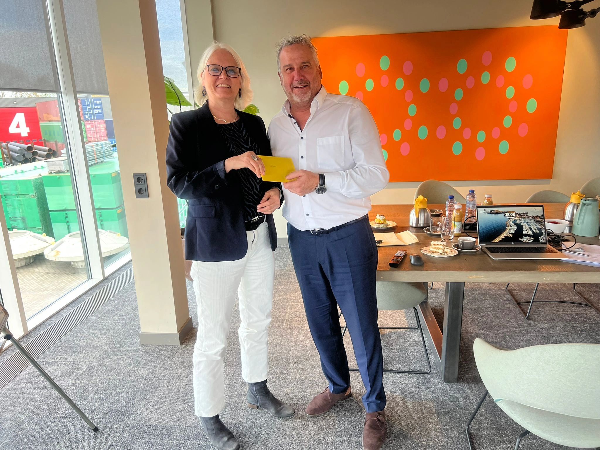 notulist Wilma de Jong Amersfoort gefotografeerd met opdrachtgever Van der Wees